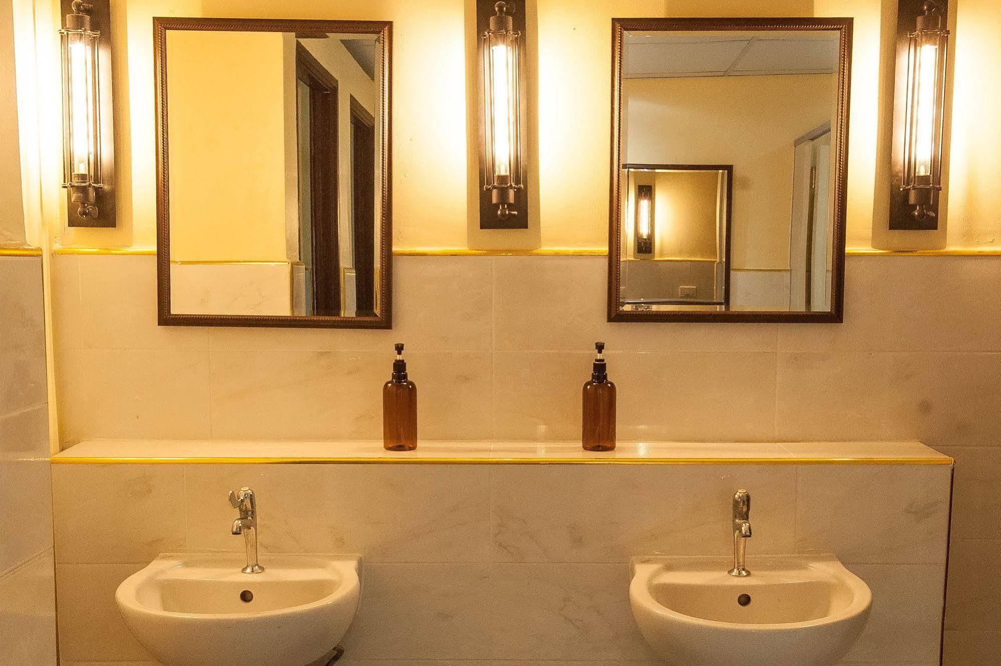 The Motley House Hostel Bangkok Luaran gambar